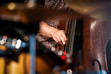 Hand von einem Musiker beim Spiel auf einem Kontrabass