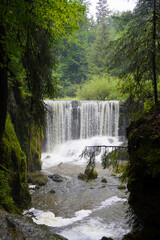 Obraz premium Blick auf den Geratser Wasserfall bei Rettenberg im Allgäu in Bayern