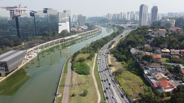 Vis&atilde;o a&eacute;rea do tr&aacute;fego de ve&iacute;culos na marginal pinheiros na altura do bairro de Morumbi na cidade de s&atilde;o paulo, sp, brasil