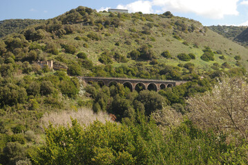 Il viadotto ferroviario abbandonatoa nel comune di Sassari, sopra la Valle Barca
