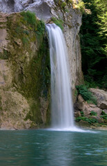 Obraz premium A drone view of Ilıca Waterfall in Pinarbasi, Kastamonu, Turkey 