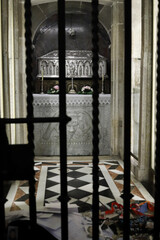 sepulcro del apostol santiago con las reliquias en la catedral de santiago de compostela