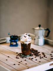 Eiscaf&eacute; mit Sahne und Kaffeebohnen