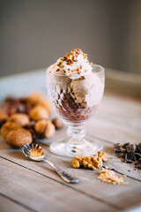 Glasbecher mit Nusseis