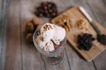 Gemischtes Eis mit Nüssen und Sahne