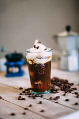 Eiskaffee mit Sahne und Kaffeebohnen