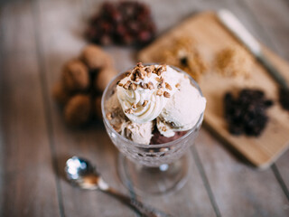 Nuss-Eis im Becher mit Sahne und Krokant-Streuseln