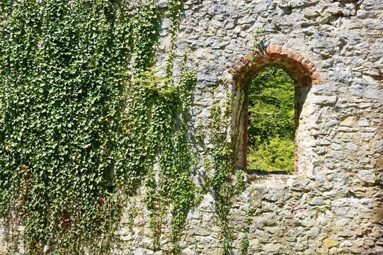 Uhlberg - kapelle - Wand mit Fenster.