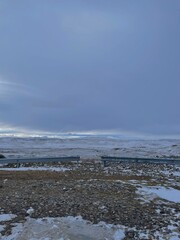 Montañas nevadas en la ruta en la Patagonia Argentina