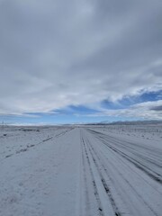 Ruta en el medio de montañas con nieve