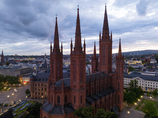 Obraz premium Aerial Drone Shot of Cathedral at Marktkirche in Wiesbaden, Germany. Old town and the city center at Evening Twilight.