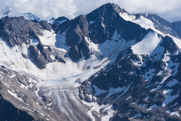 Obraz premium highlands landscape, massive glacier in a cirque valley of a mountain range