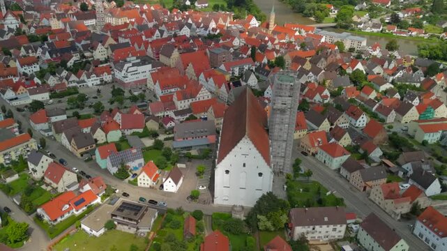 St. Martin Katholische Kirche in Lauingen, Bayern, Deutschland Luftaufnahme. Stadtpfarrkirche St. Martin katholische Pfarrkirche Lauingen im bayrischen Landkreis Dillingen an Donau Luftbildansicht. 