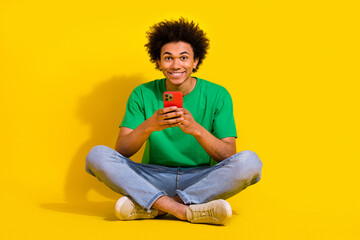 Full length photo of funky cool guy dressed green t-shirt chatting instagram twitter telegram...