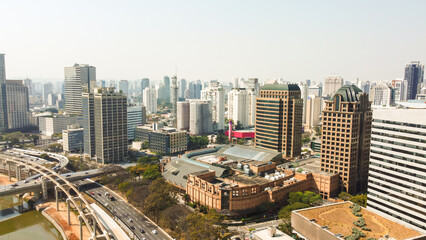 Vista aérea do bairro Morumbi em São Paulo, próximo ao Rio Pinheiros, mostrando a urbanização,...