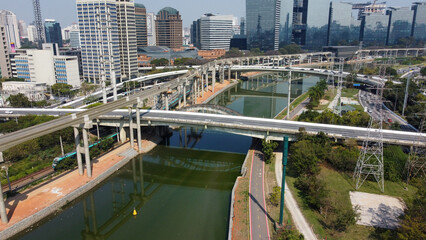Visão aérea de um viaduto no centro da cidade de são paulo sobre o rio pinheiros