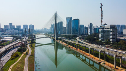 Obraz premium Ponte Estaiada, destacando sua arquitetura moderna e elegante, com cabos de sustentação e a paisagem urbana ao fundo