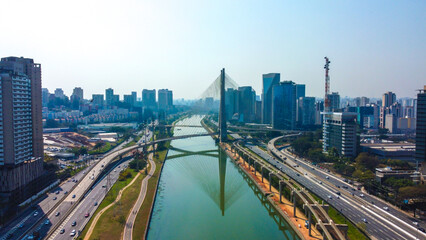Foto aérea mostrando pontes próximas à Marginal Pinheiros na cidade de São Paulo, destacando a infraestrutura viária e o tráfego urbano em uma das áreas mais movimentadas da cidade