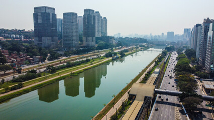 Aérea da paisagem urbana de São Paulo, com destaque para a Marginal Pinheiros, o Viaduto e a...