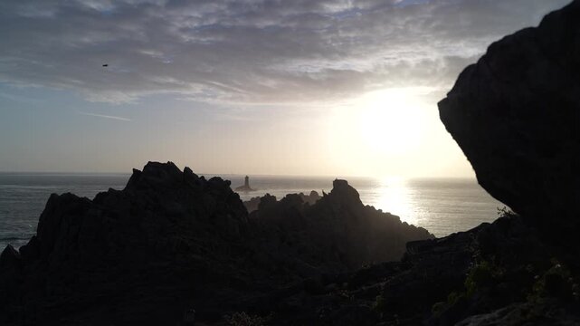 La mer &agrave; la Pointe du Raz en Bretagne pendant le couch&eacute; de soleil