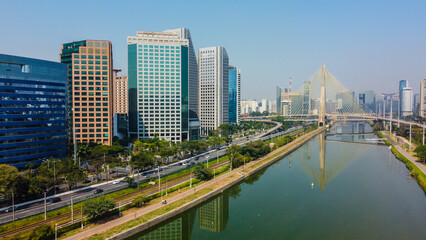 Naklejka premium Rio tietê marginal pinheiros cidade de são paulo sp brasil dia de sol 2024