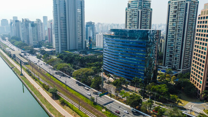 Naklejka premium Vista dos prédios comerciais e da Marginal Pinheiros, destacando a paisagem urbana de São Paulo