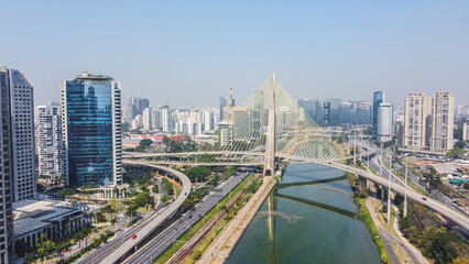 Vista aérea da ponte Estaiada. São Paulo Brasil. Centro de negócios. Famosa ponte estaiada...