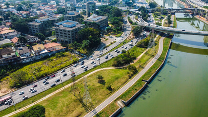 vias da marginal pinheiros em são paulo, com intenso tráfego e viadutos, destacando a...