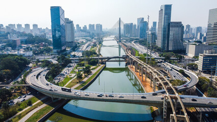 Vista da cidade de São Paulo com a Ponte Estaiada e outros pontos icônicos, destacando a...