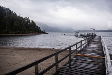 Paisajes de la Patagonia Argentina durante otoño, donde se pueden apreciar puertos y cabañas...