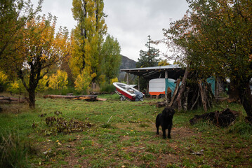 Paisajes de la Patagonia Argentina durante otoño, donde se pueden apreciar puertos y cabañas...