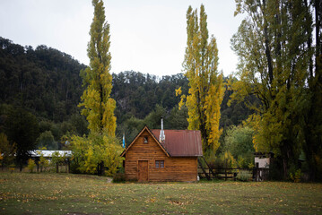 Paisajes de la Patagonia Argentina durante otoño, donde se pueden apreciar puertos y cabañas...