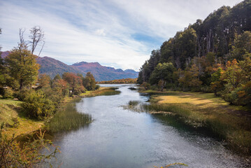 Paisajes de la Patagonia Argentina durante otoño, donde se pueden apreciar puertos y cabañas...