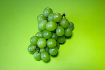 グリーン背景のマスカット