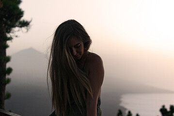 Retrato oscuro de una chica joven con el Teide de fondo