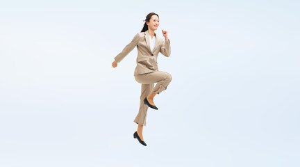 Obraz premium ジャンプする女性ビジネスパーソンの全身写真（切り抜き背景透過PNGも販売しております。作成者リンクから「PNG」で検索してください）