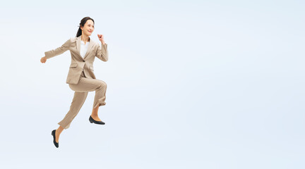 Obraz premium ジャンプする女性ビジネスパーソンの全身写真（切り抜き背景透過PNGも販売しております。作成者リンクから「PNG」で検索してください）