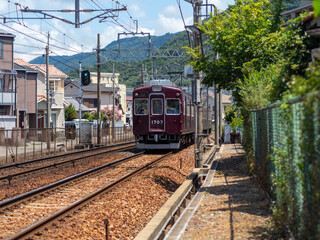 Naklejka premium 住宅密集地を走る能勢電鉄の電車