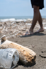 Basurero en la playa con presencia humana