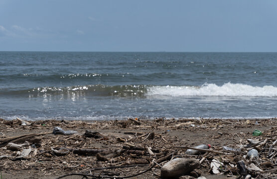 Plastico en la playa, basura en el mar