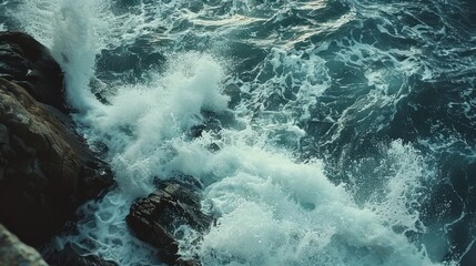 Obraz premium Ocean Waves Crashing on Rocks