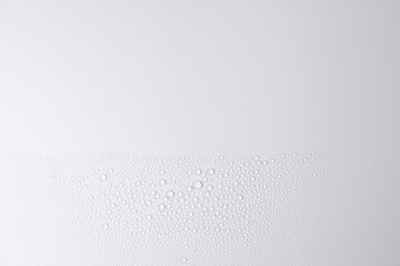 白い背景に水滴