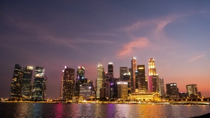 Fototapeta premium Sunset Amazing Bangkok city skyline with blue sky. Golden time Beautiful skyscraper bangkok midtown landscape. Capital building background modern office district. downtown City night life