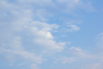 
It's a vanilla sky with feathery clouds.