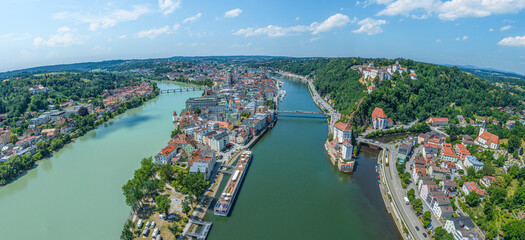 Panoramablick über die Universitätsstadt Passau an Donau, Inn und Ilz im Sommer