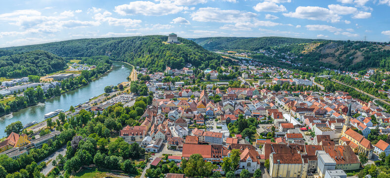 Die niederbayerische Kreisstadt Kelheim im Luftbild, Blick &uuml;ber die Altstadt zum Michelsberg 