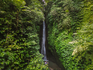 Obraz premium Aerial drone view of Leke leke waterfall in Tabanan, Bali, Indonesia