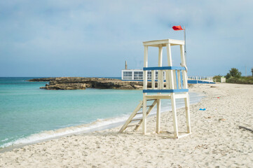 La torre dei bagnini sulla spiaggia prima di San Foca, borgo marinaro lungo il Cammino del Salento che da Lecce porta a Santa Maria di Leuca