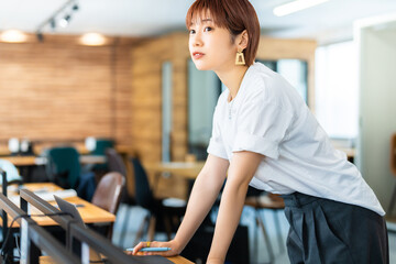 オフィスで働くショートカットの若い日本人ビジネスウーマン