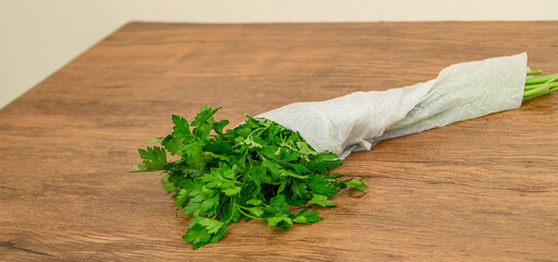 Natka pietruszki przechowywanie, owinięta w mokry papier  © Paweł Kacperek